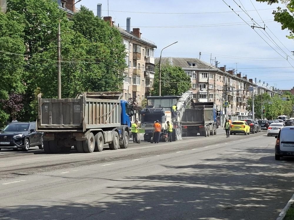 На Красноармейском проспекте ведут фрезерование старого асфальтового покрытия.