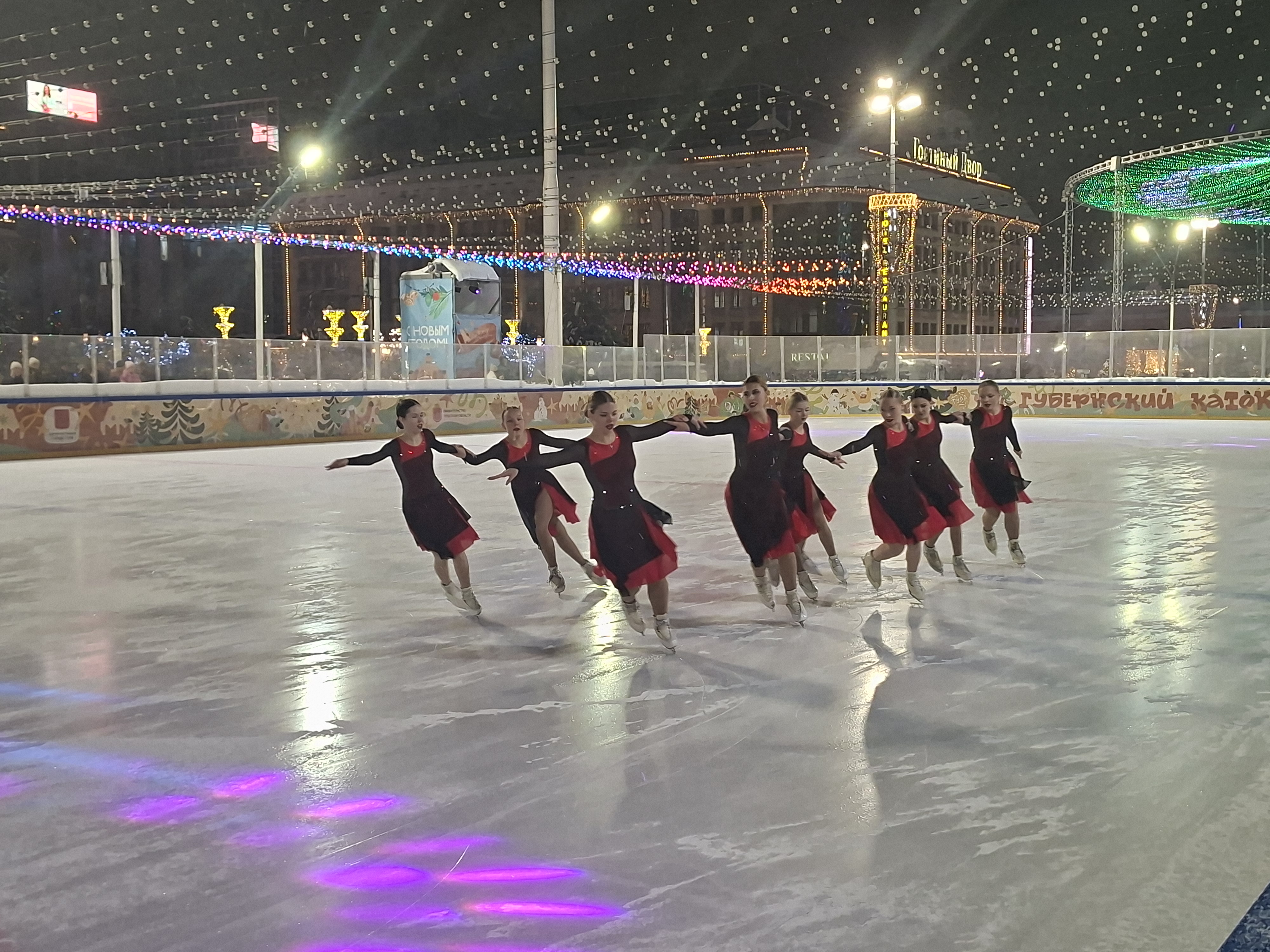 Виртуозы на льду: на Губернском катке прошли показательные выступления тульских фигуристов.