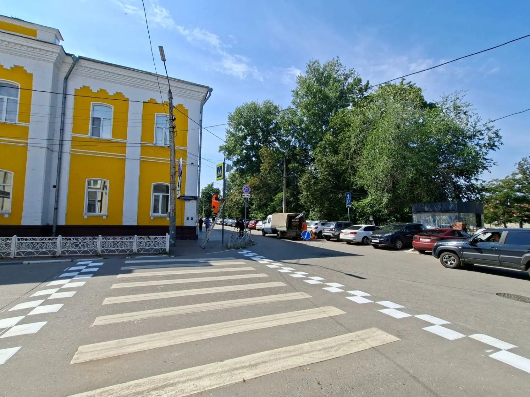 В Туле завершается обновление дорожной разметки и знаков вблизи образовательных учреждений.