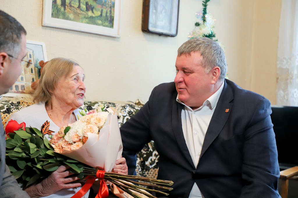 Руководители Тулы посетили ветерана Великой Отечественной войны - блокадницу Людмилу Николаеву.