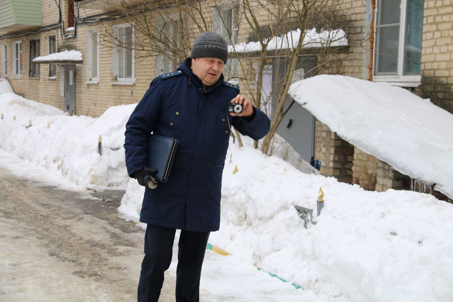 В Заречье прошел рейд по уборке придомовых территорий от снега.