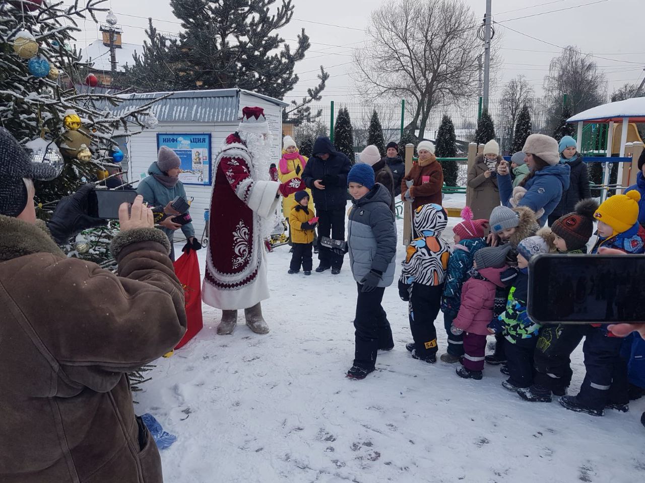 В посёлке Горелки юные туляки отметили Новый год и наступающее Рождество.