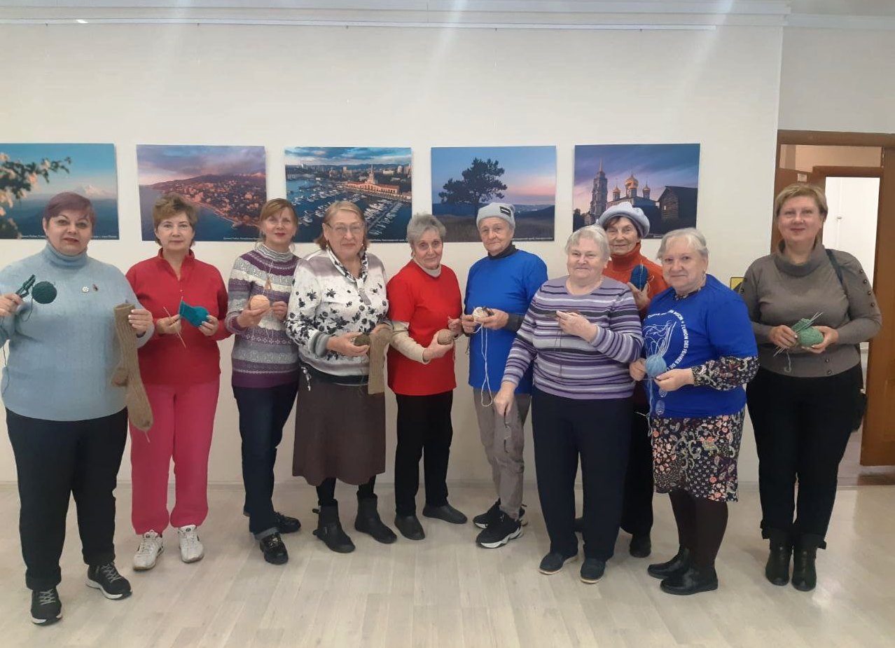 Активисты Советского округа приняли участие мастер-классе по технике вязания.
