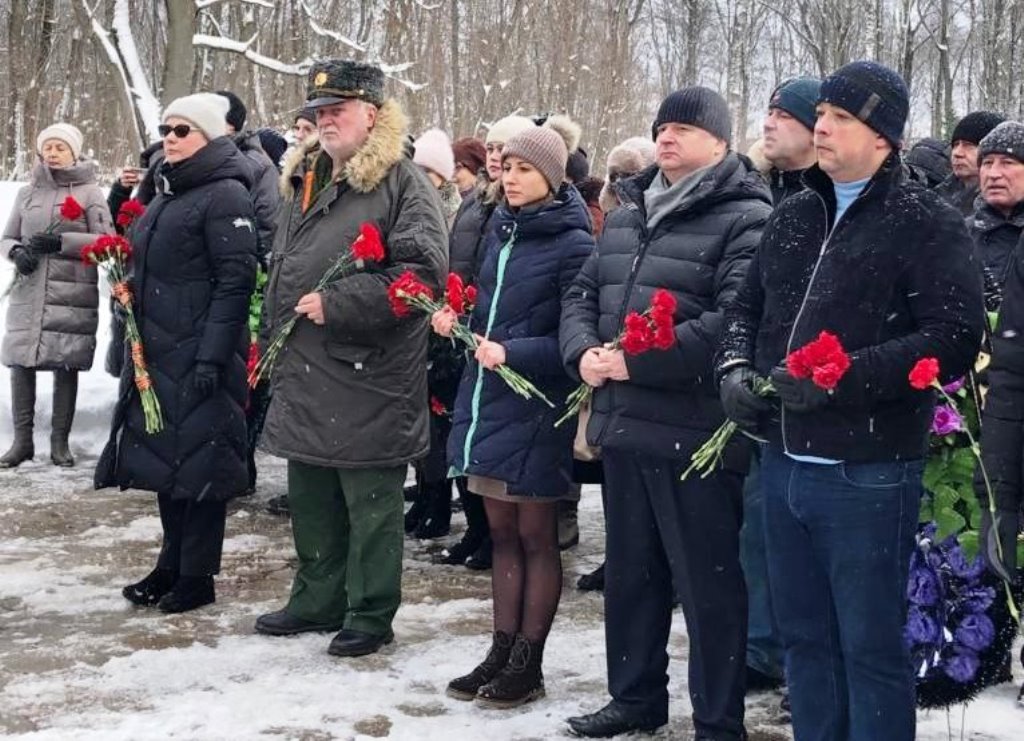 В Советском округе возложили цветы к мемориалу.