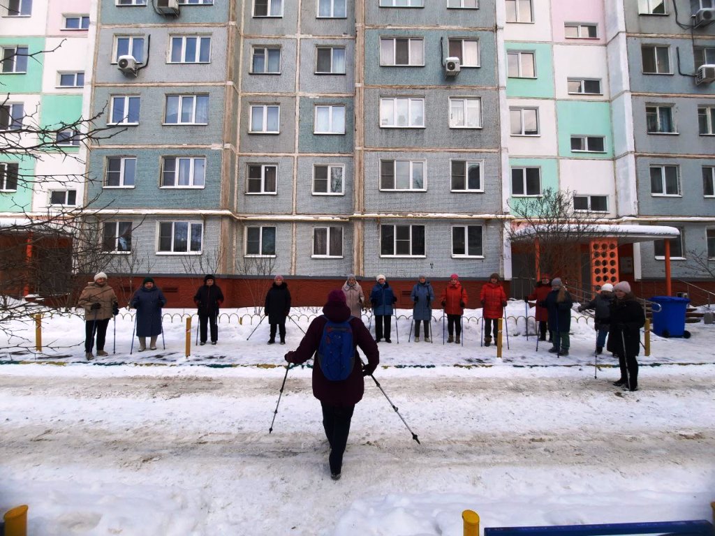 Активисты Советского округа регулярно занимаются северной ходьбой.