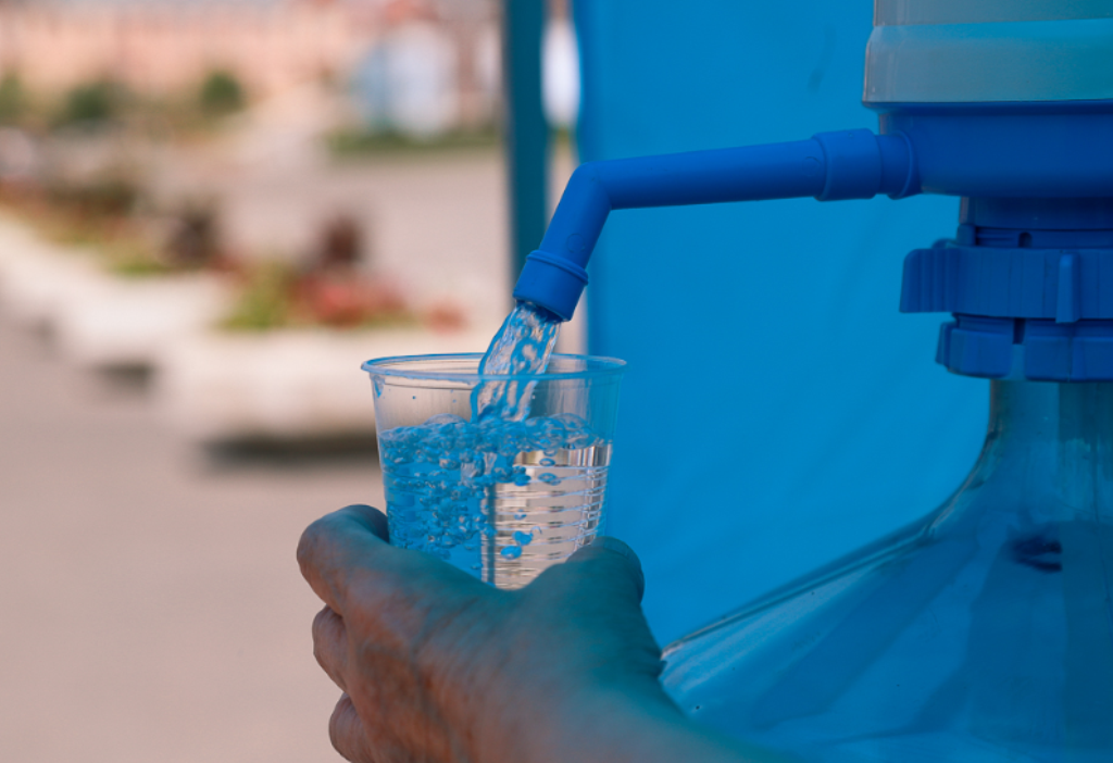 В Туле из-за жары продолжают раздавать воду.