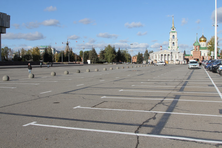 На площади Ленина начала работать временная парковка.