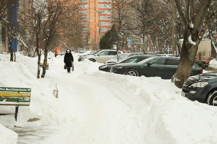 Илья Беспалов: Последствия снегопада на дорогах и во дворах необходимо оперативно устранять.