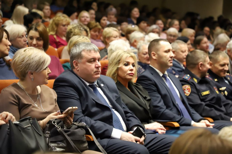 Сотрудников избиркома Тульской области поздравили с 30-летием избирательной системы в России.