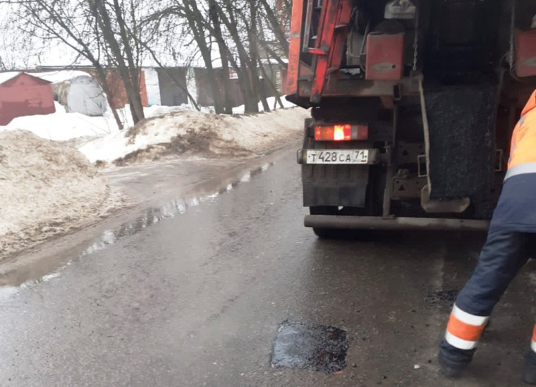 В Туле продолжается аварийно-восстановительный ремонт дорог.