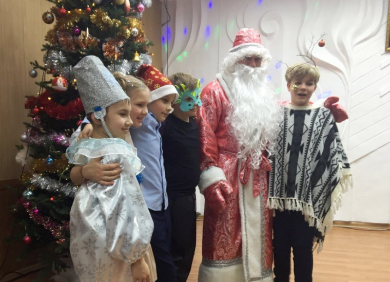 Юных жителей Советского округа поздравили с наступающим Новым годом.
