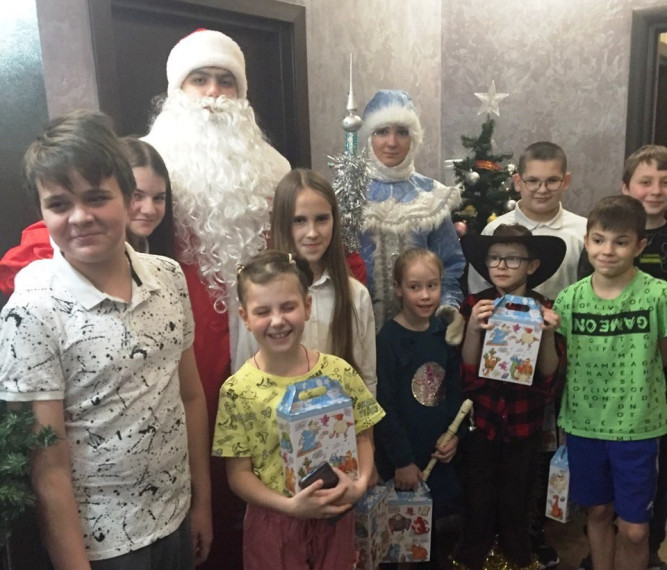 Детей Советского округа поздравили с наступающими праздниками.