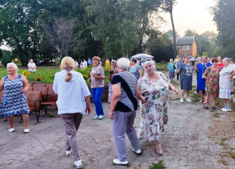 Жители поселка Сергиевский отметили 67-летие со дня его основания.