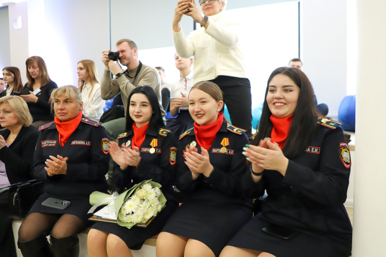 Илья Беспалов вручил именные стипендии юным тулякам.