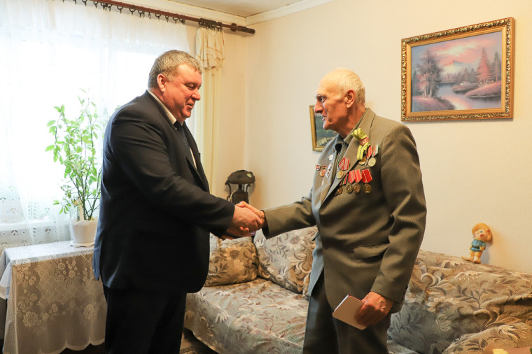 Илья Беспалов вручил ветерану Почетный знак к 80-летию снятия блокады Ленинграда.