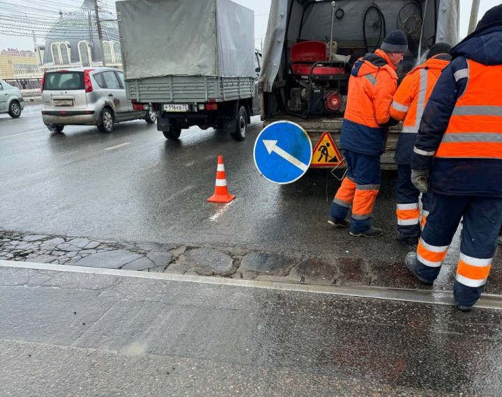 В Туле проводят аварийно-восстановительный ремонт дорог.