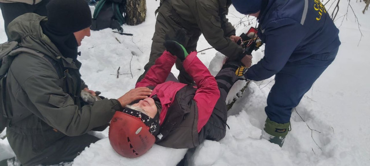 Тульские спасатели отработали навыки помощи заблудившимся в лесу лыжникам.