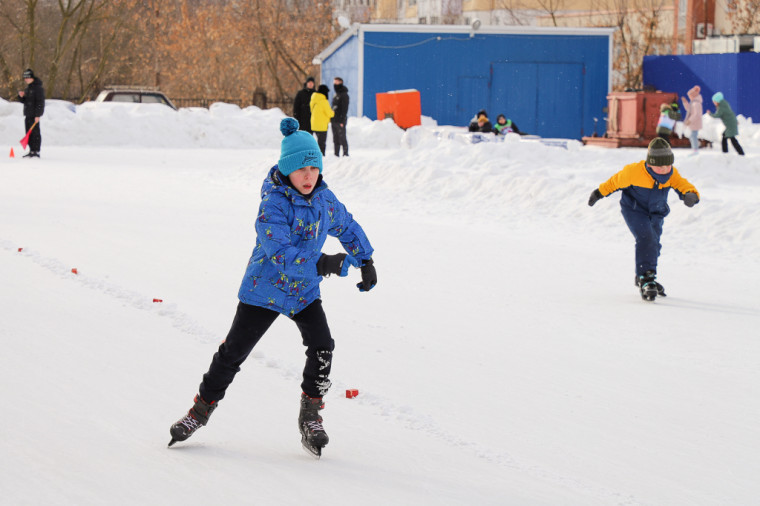 «Все на старт»: в Зареченском округе проходят соревнования по конькобежному спорту.