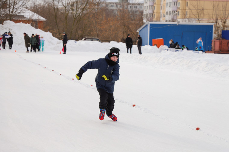 «Все на старт»: в Зареченском округе проходят соревнования по конькобежному спорту.