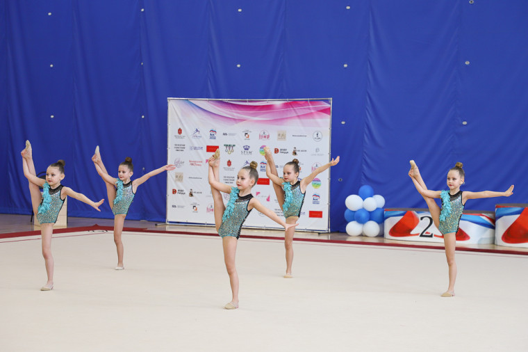 Тульские гимнастки завоевали несколько наград на старте всероссийских соревнований «Снежное сияние»  .