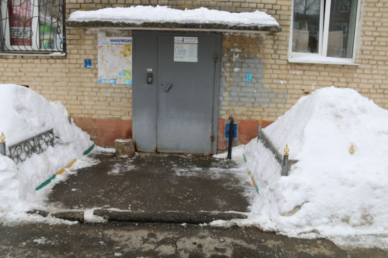 В Заречье прошел рейд по уборке придомовых территорий от снега.