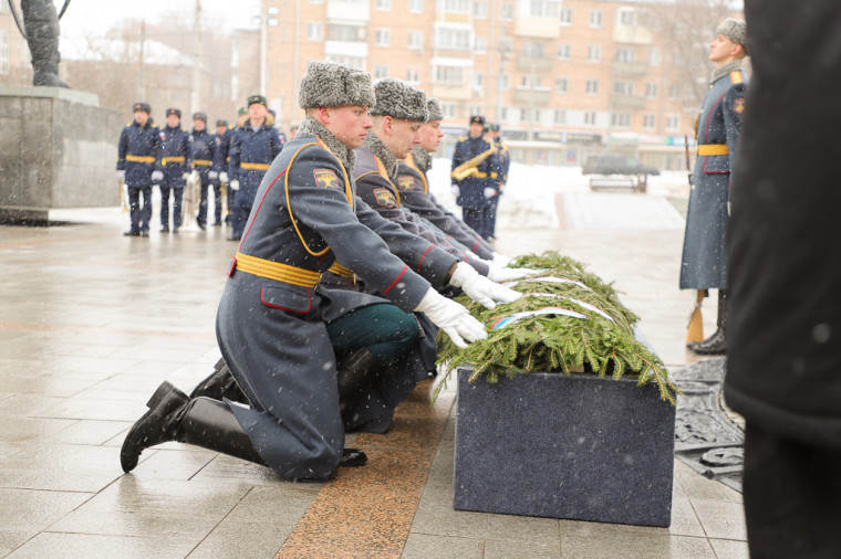 В Туле возложили цветы к Вечному огню на площади Победы.