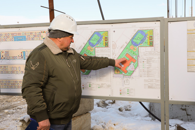 Илья Беспалов проинспектировал строительство школы в 1-ом Юго-Восточном микрорайоне.