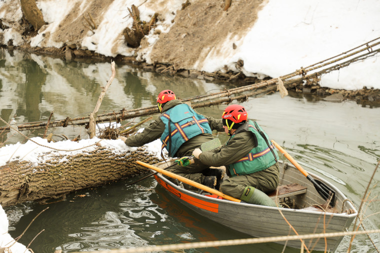 Тульские спасатели проводят расчистку русел рек.
