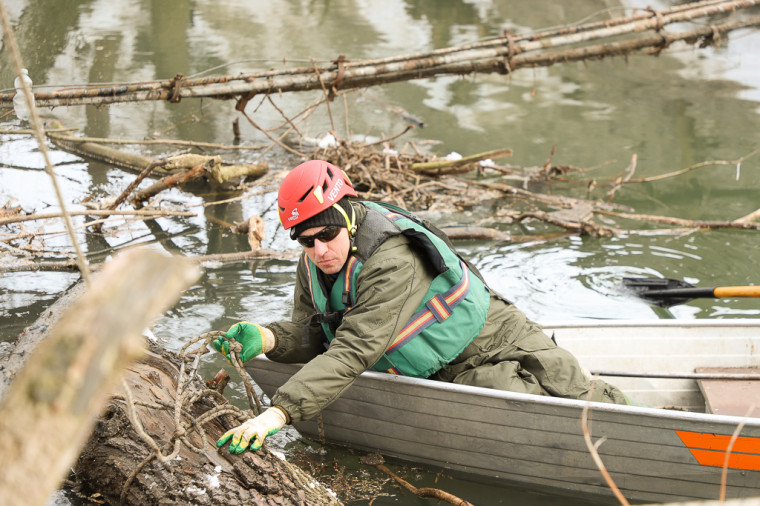 Тульские спасатели проводят расчистку русел рек.