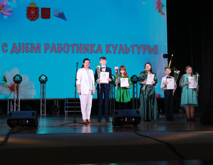 От имени Ильи Беспалова работников культуры поздравили с профессиональным праздником .