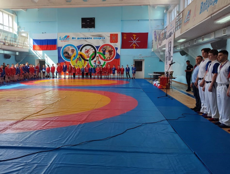 В спортивном комплексе «Металлург» прошел юношеский межрегиональный турнир по самбо.