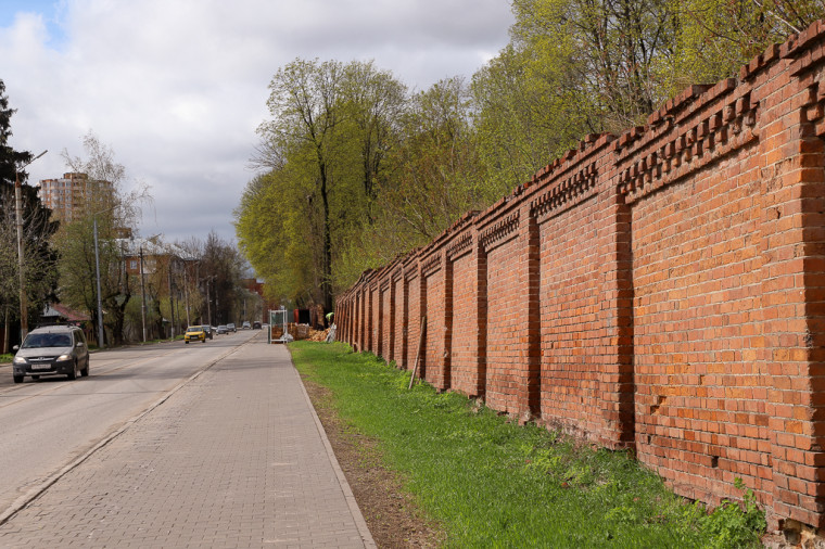 Илья Беспалов проинспектировал работы по ремонту стены Всехсвятского кладбища.