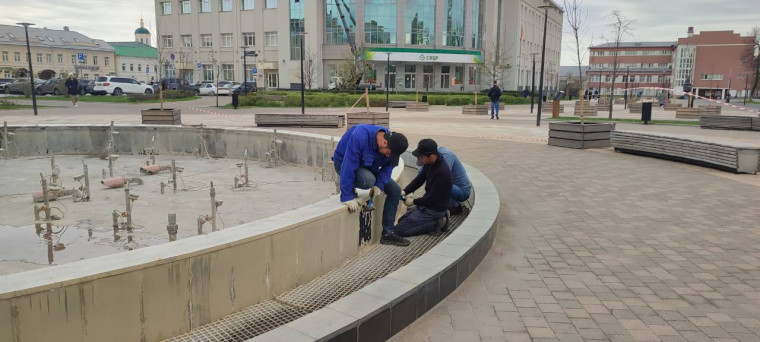 Завершается подготовка фонтанов города к работе в сезон .