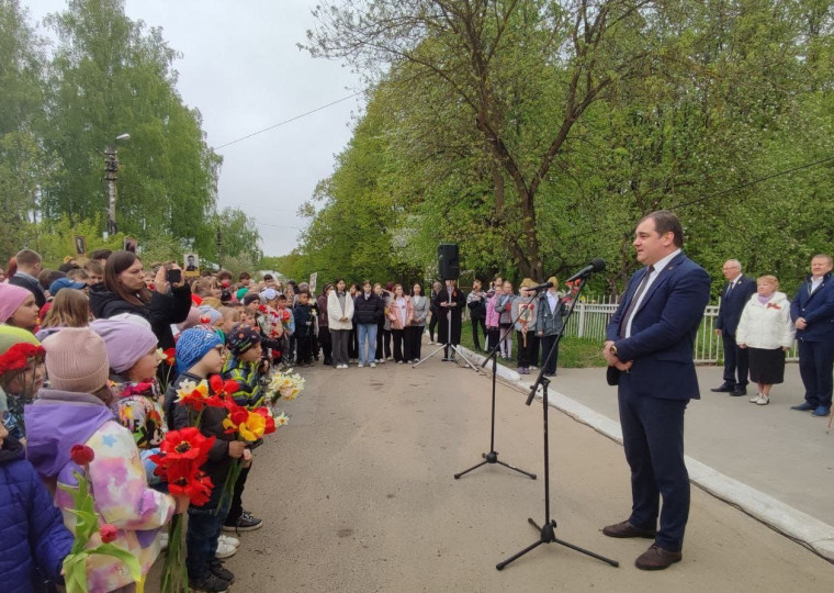 В территориальных округах Тулы начались торжественные церемонии возложения цветов.