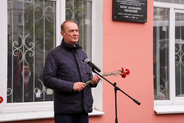 В Туле открыли мемориальную доску выдающемуся хирургу Борису Петровскому.