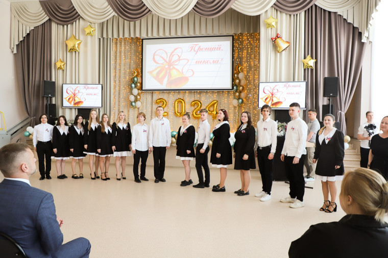 Илья Беспалов поздравил старшеклассников с праздником последнего звонка.
