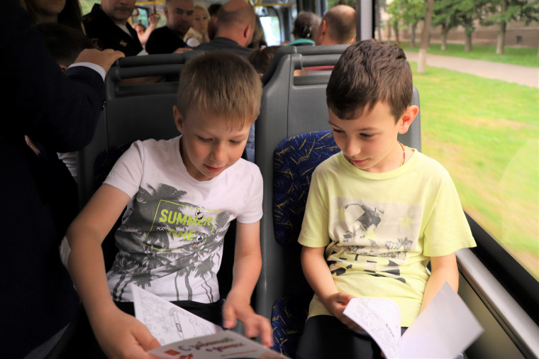 В День защиты детей в тульском транспорте детям дарили раскраски.