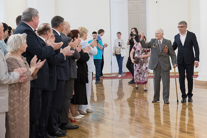 Илья Беспалов поздравил ветерана Великой Отечественной войны Василия Мирошниченко с вековым юбилеем.