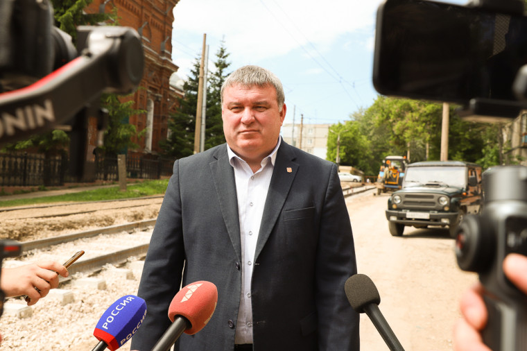 Илья Беспалов проинспектировал ход ремонта трамвайных путей на ул. Плеханова.