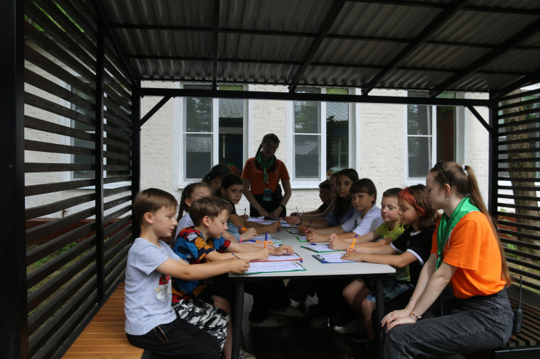 В загородных оздоровительных лагерях прошли мероприятия ко Дню России.