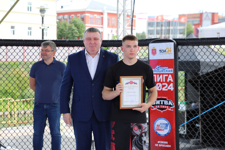 Илья Беспалов поприветствовал спортсменов Юношеской Лиги ММА.