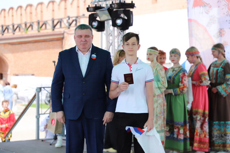 Илья Беспалов вручил паспорта юным тулякам.