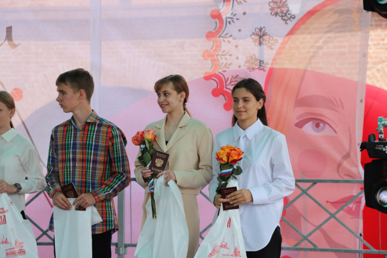 Илья Беспалов вручил паспорта юным тулякам.