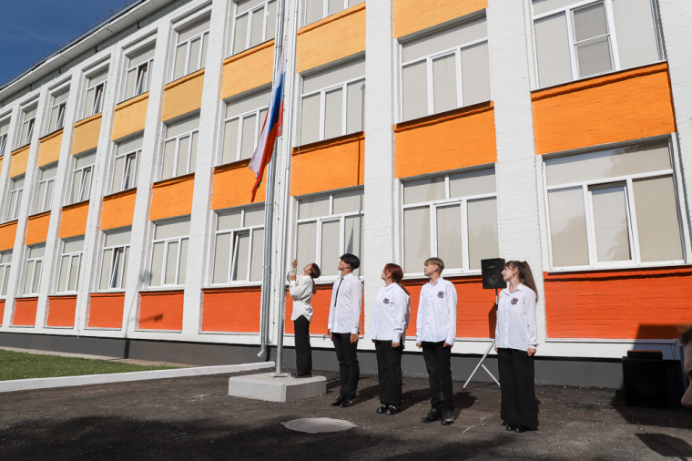 Илья Беспалов посетил праздничную линейку в центре образования №43.
