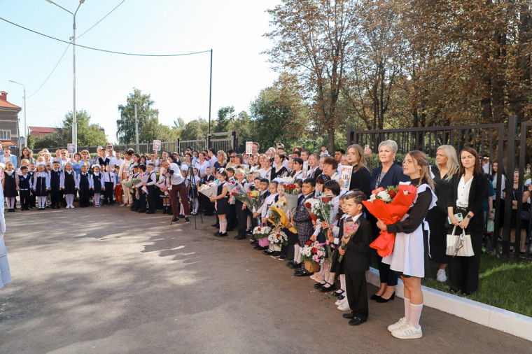 Илья Беспалов посетил праздничную линейку в центре образования №43.