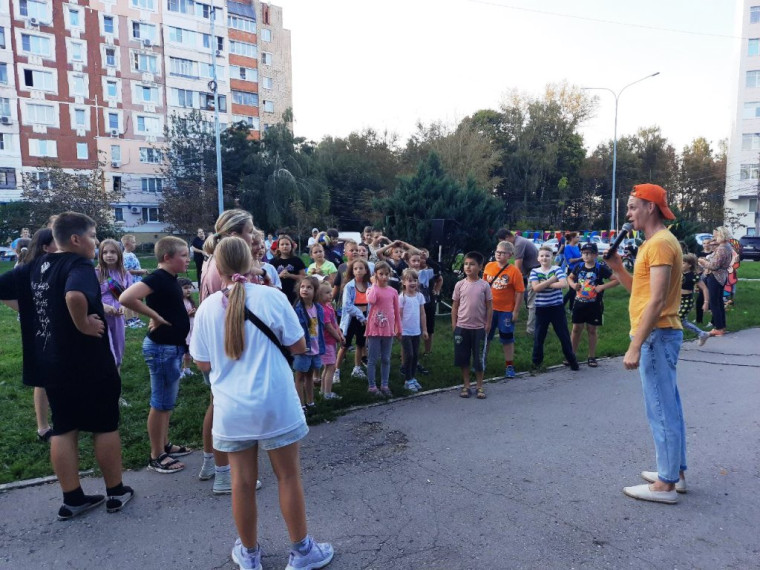 В сквере «Славянский бульвар» состоялся праздник двора, приуроченный ко Дню знаний.