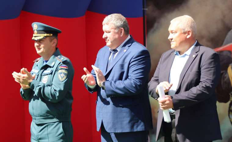 Илья Беспалов приветствовал участников соревнований МЧС России.