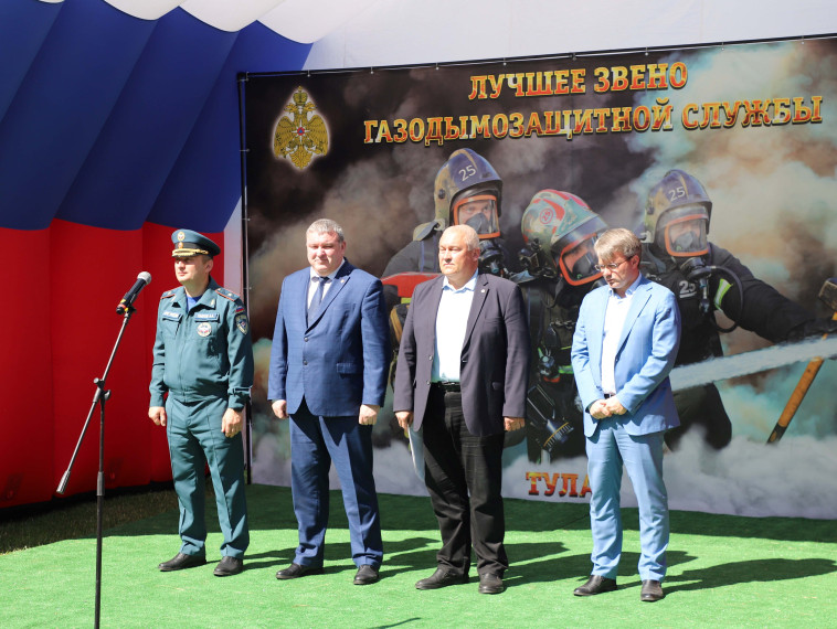 Илья Беспалов приветствовал участников соревнований МЧС России.