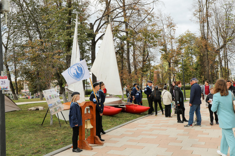Выставка НКО, мастер-классы, интерактивы: руководители Тулы посетили несколько площадок на Казанской набережной .