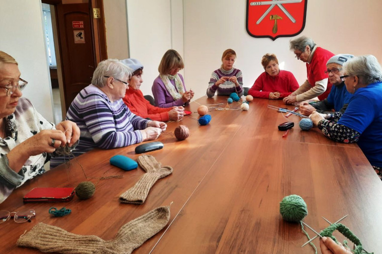 Активисты Советского округа приняли участие мастер-классе по технике вязания.